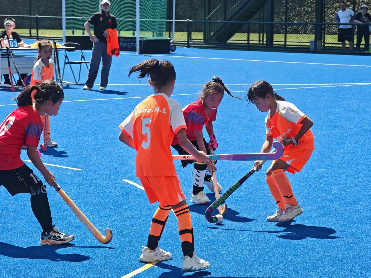 少年曲棍球, 年FIH女, 受到运动的
