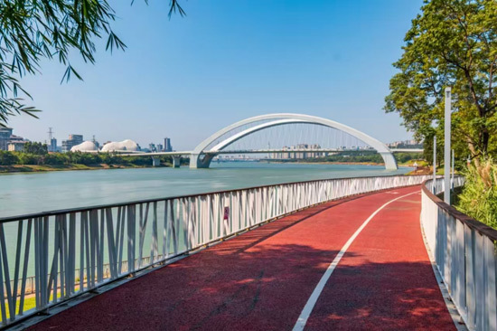 风清气爽, 绿意相伴的 风清气爽, 绿意相伴的