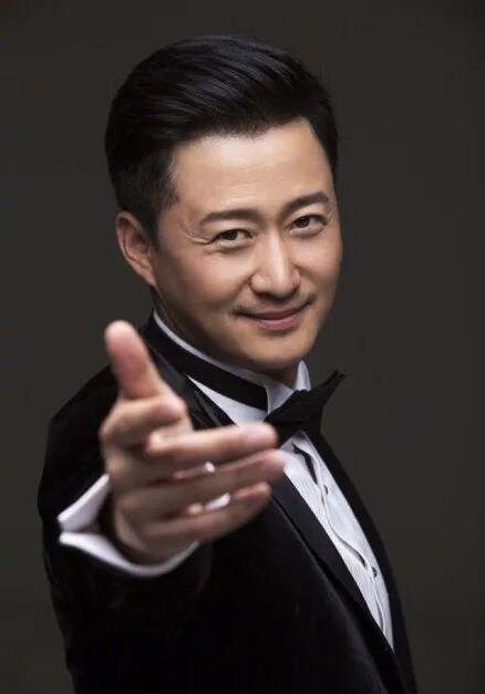 吴京站在峨 吴京站在峨